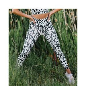Zyia Active Brilliant 7/8 length Safari Leggings Size 4 NWOT